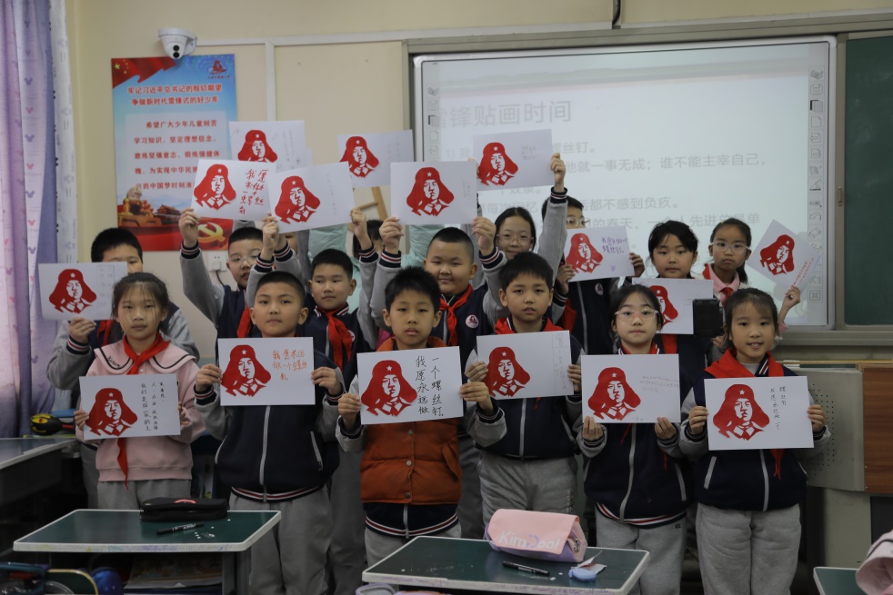 一群人在房间里AI 生成的内容可能不正确。